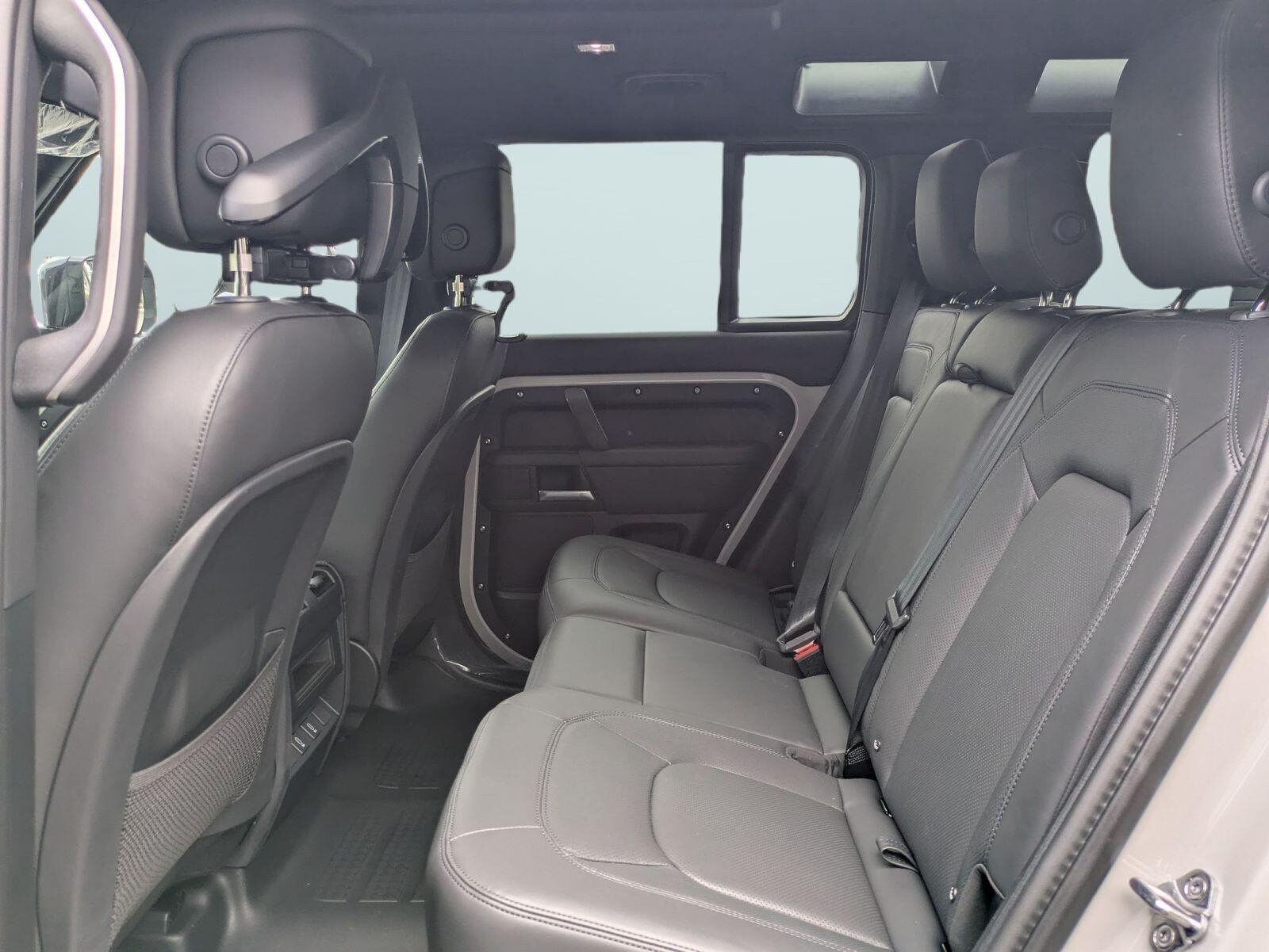 2026 Land Rover Defender X-Dynamic SE - Photo 30