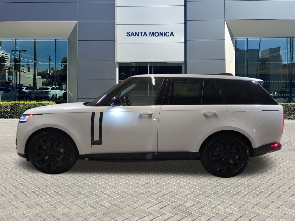 New 2026 Land Rover Range Rover P550e SE SUV