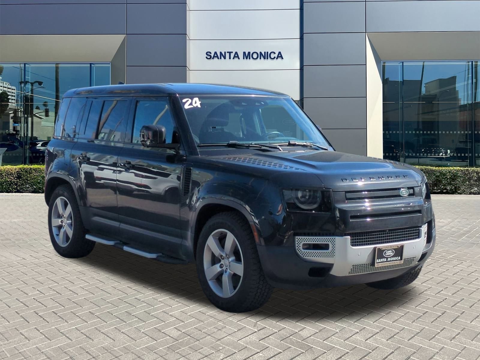 2024 Land Rover Defender 110 SE photo 6