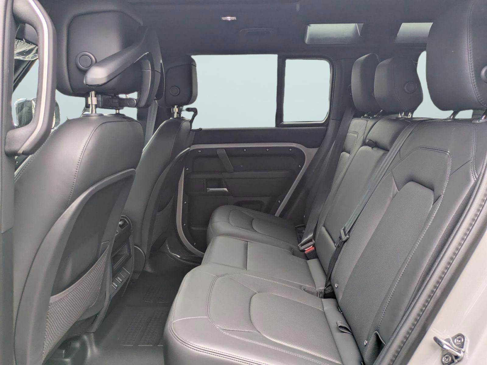 2026 Land Rover Defender X-Dynamic SE - Photo 30