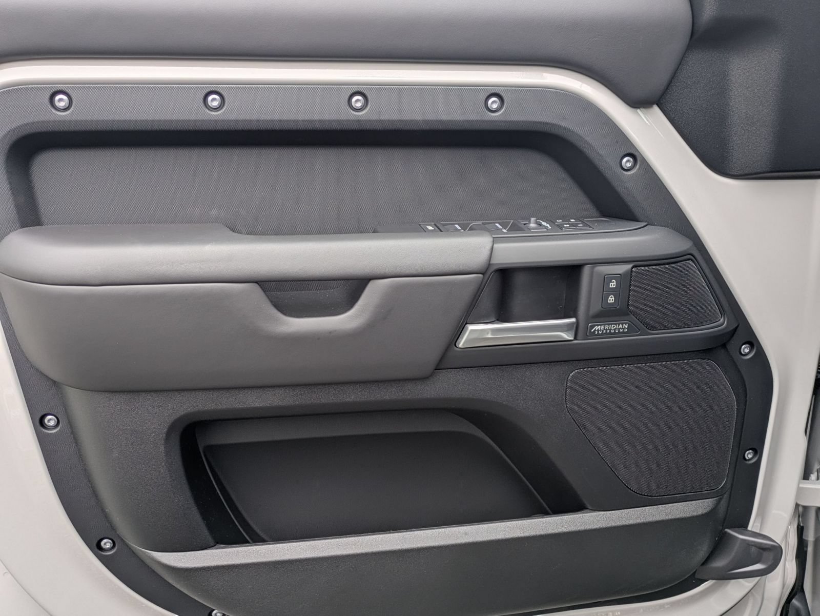 2026 Land Rover Defender X-Dynamic SE - Photo 11
