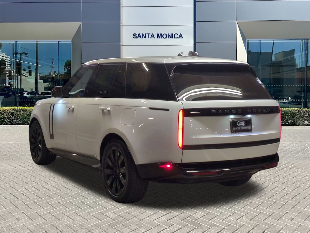 New 2026 Land Rover Range Rover P550e SE SUV