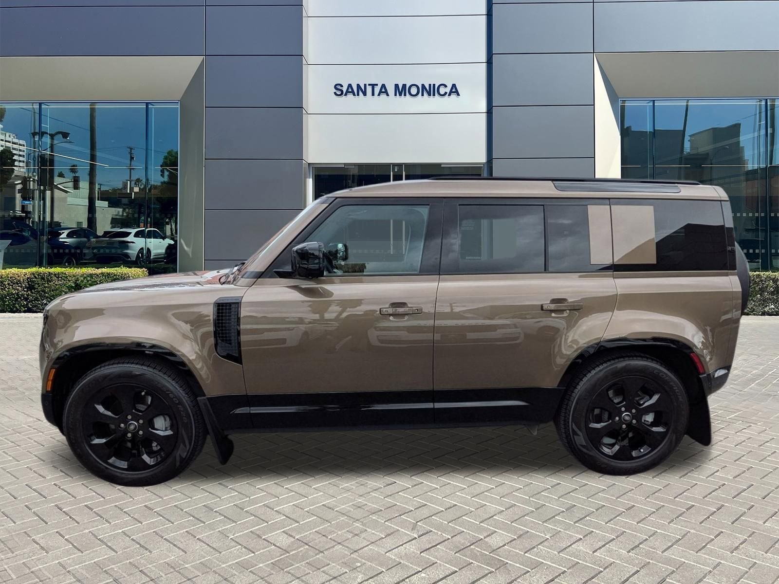 2025 Land Rover Defender 110 X-Dynamic SE photo 3