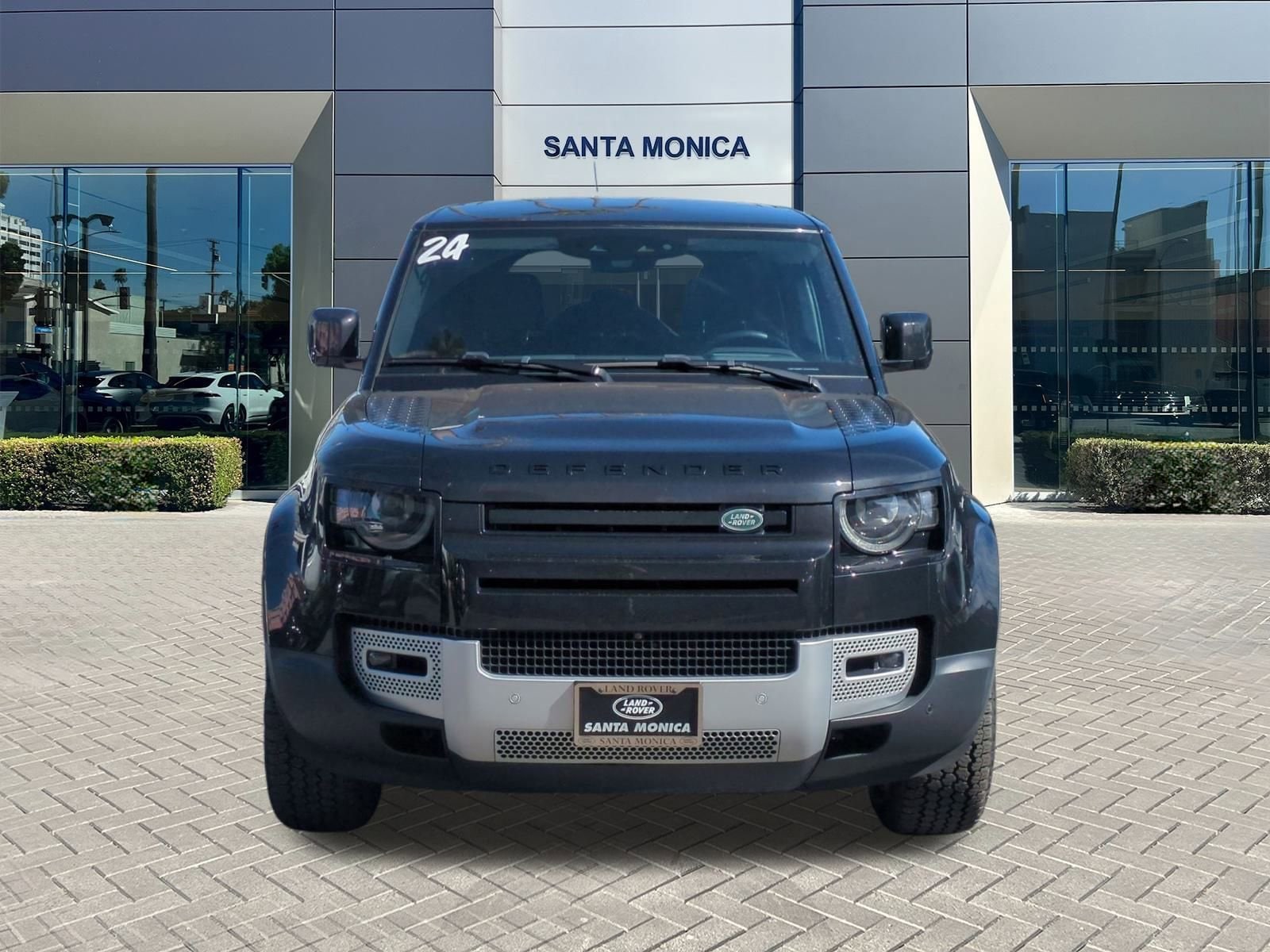 2024 Land Rover Defender 110 SE photo 3