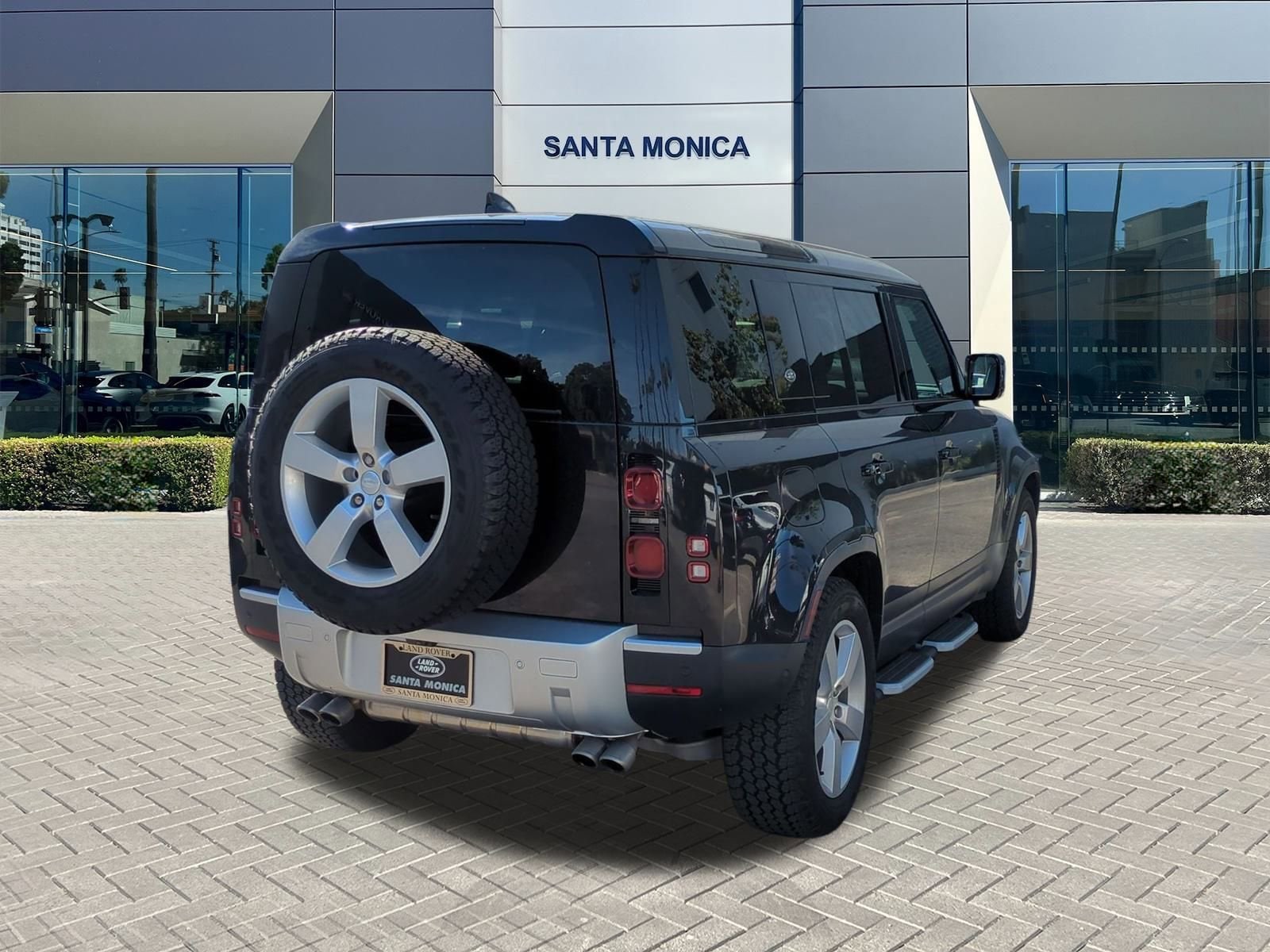 2024 Land Rover Defender 110 SE photo 4