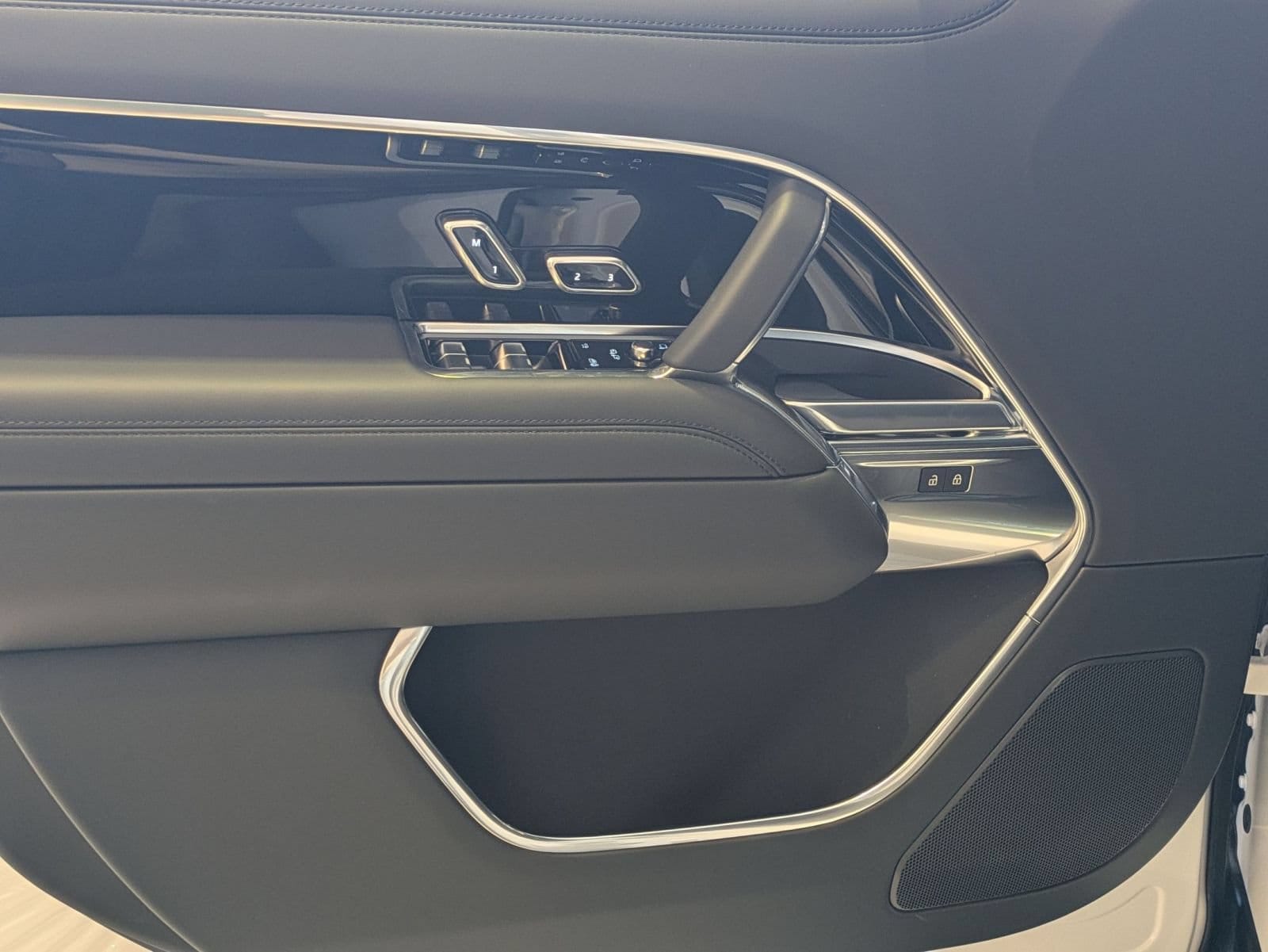 2026 Land Rover Range Rover SE - Photo 10