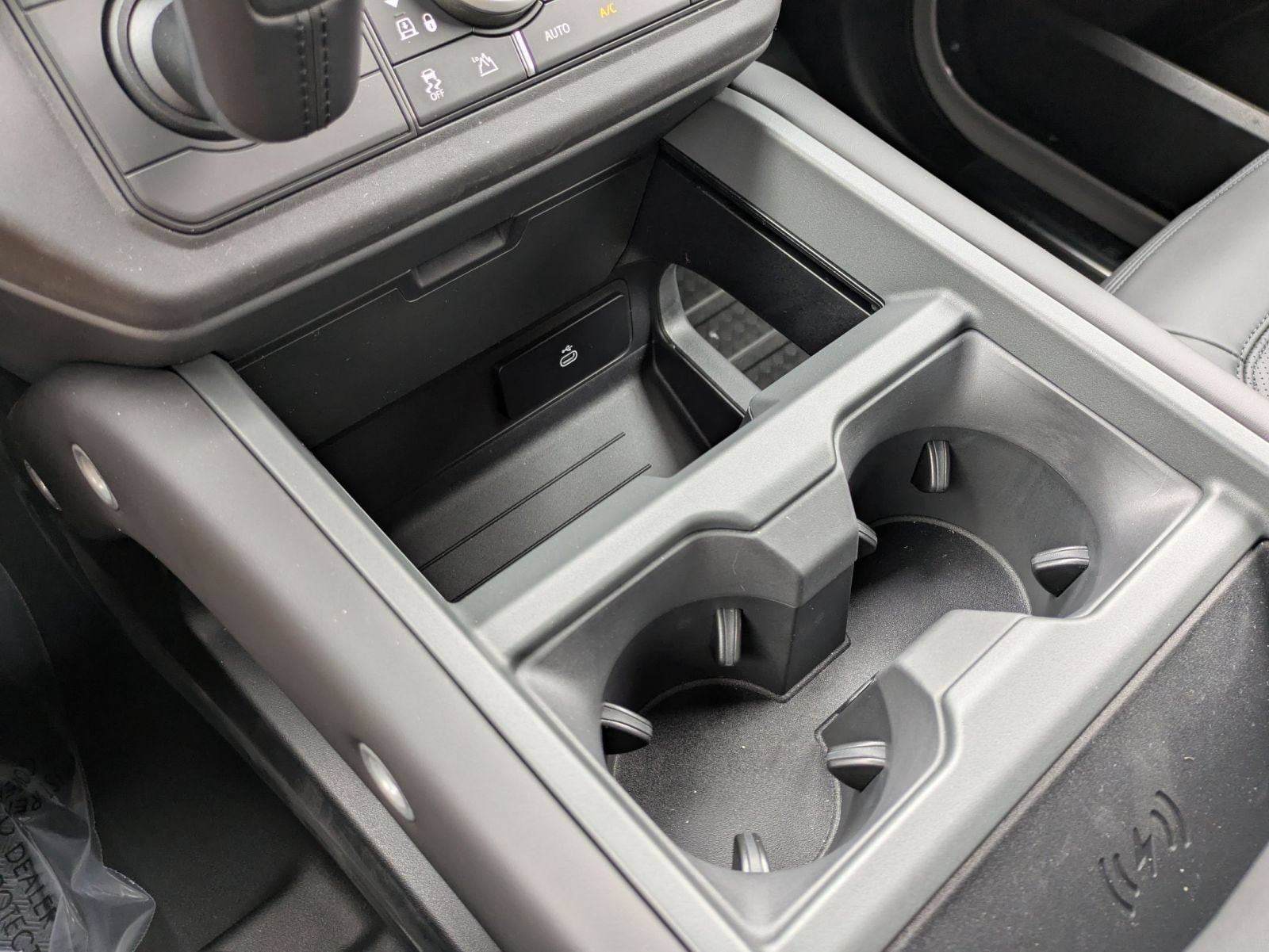 2026 Land Rover Defender X-Dynamic SE - Photo 24