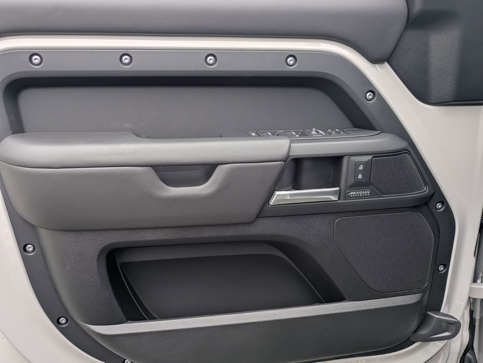 2026 Land Rover Defender X-Dynamic SE - Photo 11