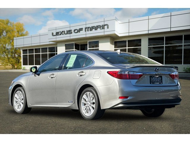 2015 Lexus ES 300h photo 2
