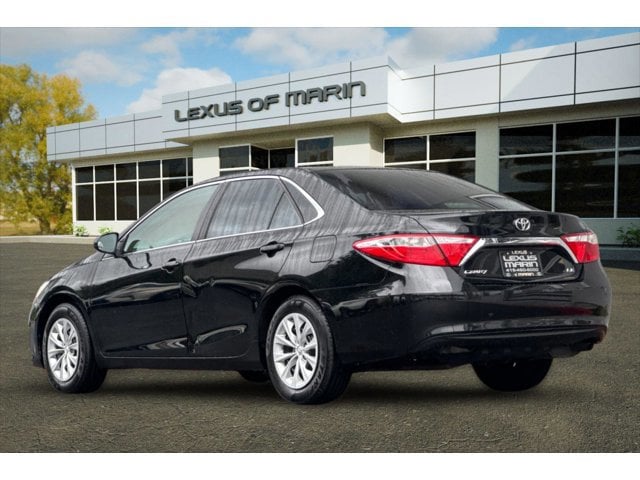2015 Toyota Camry LE photo 2