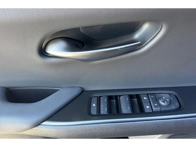 2026 Lexus UX Hybrid 300h - Photo 13