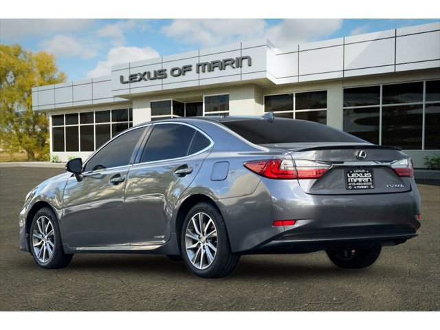 2016 Lexus ES 300h photo 3