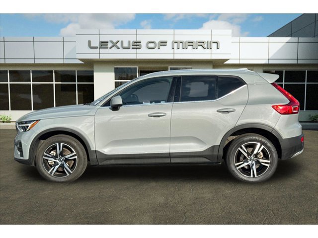 2024 Volvo XC40 Core photo 2