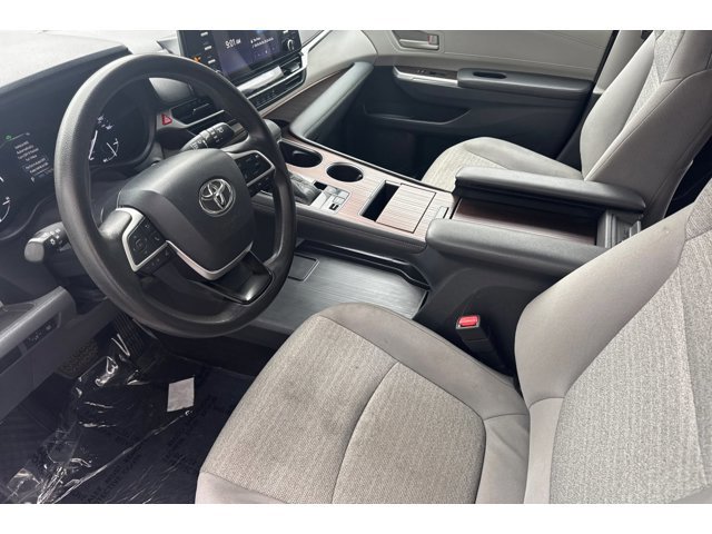 2021 Toyota Sienna LE photo 2
