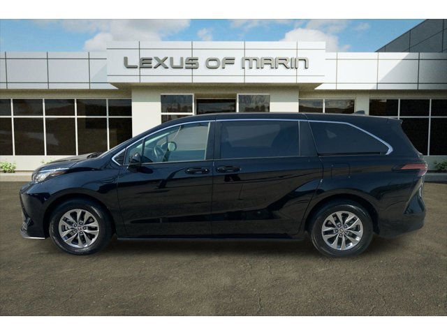 2022 Toyota Sienna LE photo 2