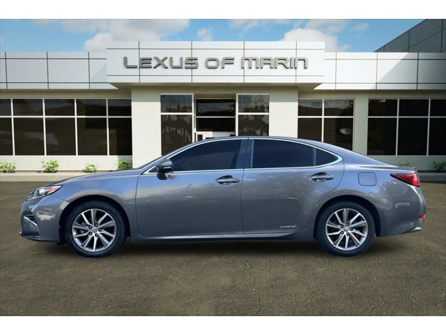 2016 Lexus ES 300h photo 2