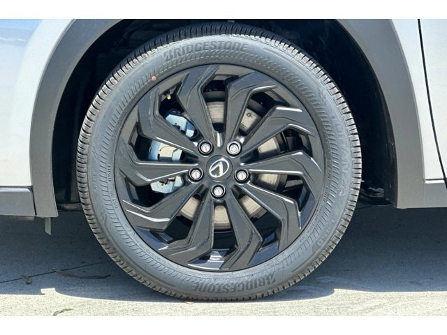 2026 Lexus UX Hybrid 300h - Photo 11