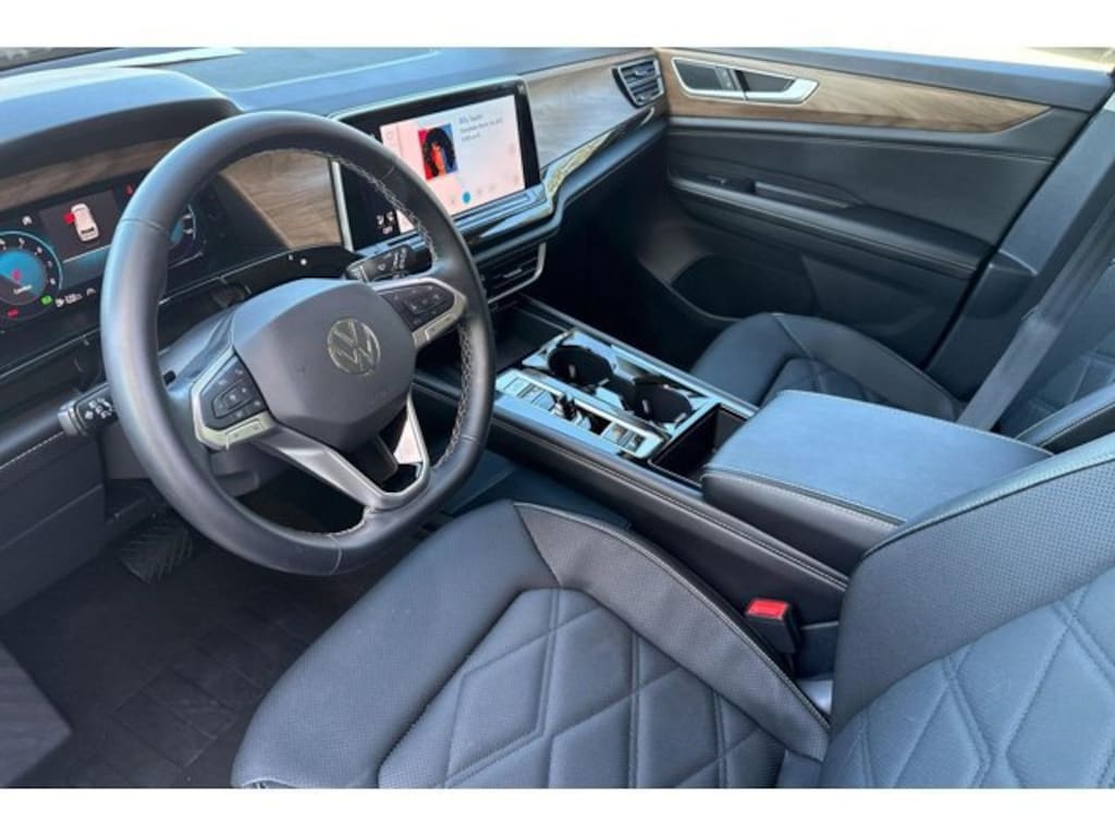 Used 2025 Volkswagen Atlas 2.0T SE w/Technology SUV