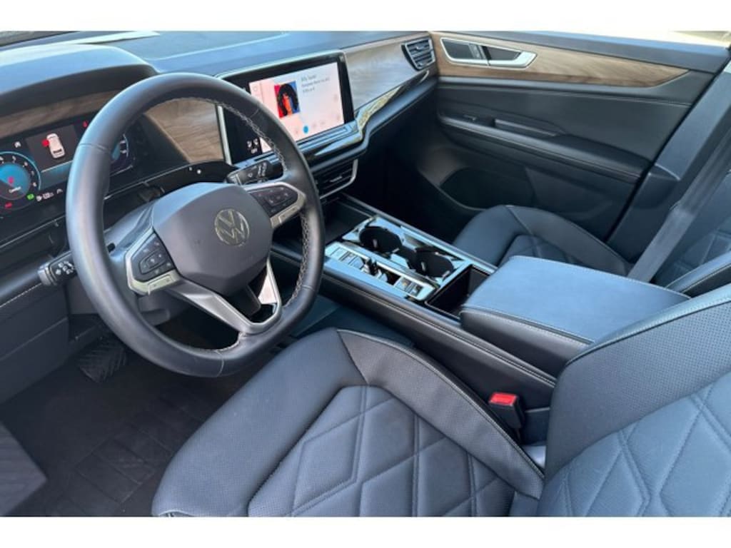 Used 2025 Volkswagen Atlas 2.0T SE w/Technology SUV