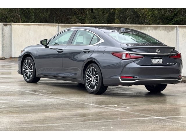 ES 300h Base Sedan