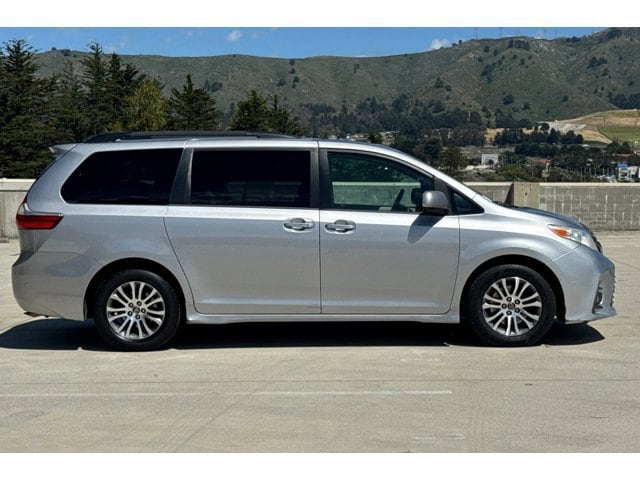 2018 Toyota Sienna XLE 8 Passenger photo 6