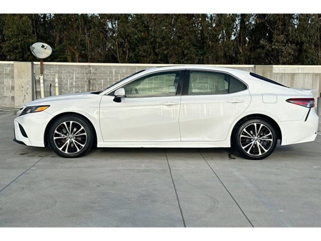 Used 2018 Toyota Camry SE Sedan