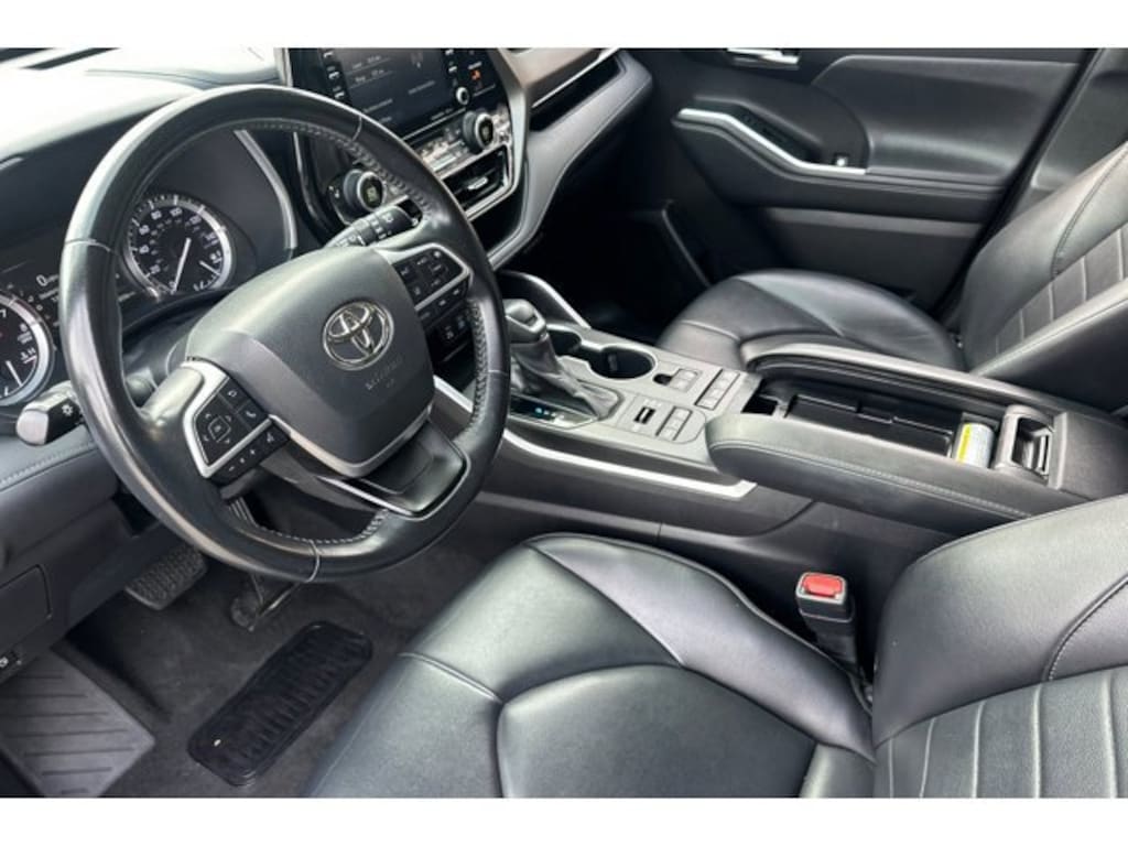 Used 2022 Toyota Highlander XLE SUV