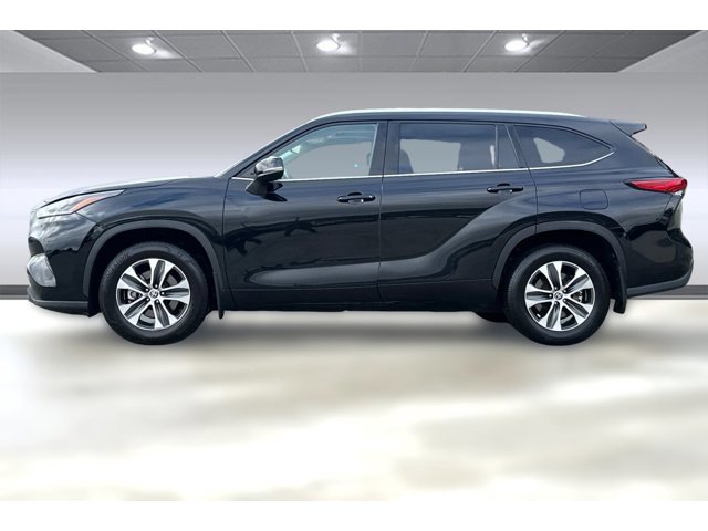 2022 Toyota Highlander XLE photo 2