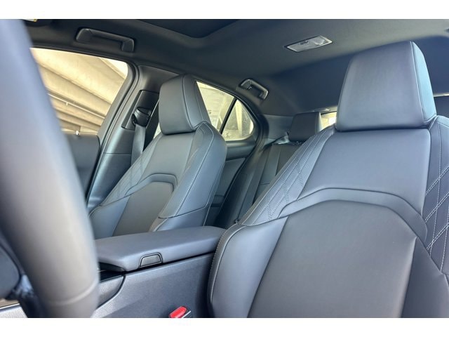 2026 Lexus UX Hybrid 300h - Photo 18