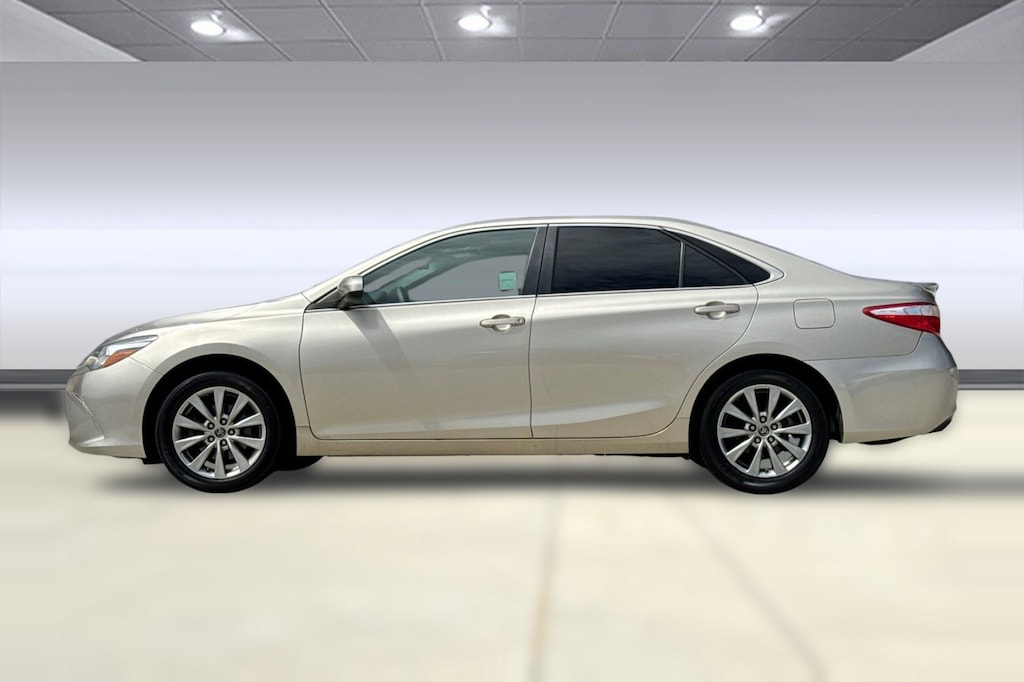 Used 2017 Toyota Camry SE Sedan