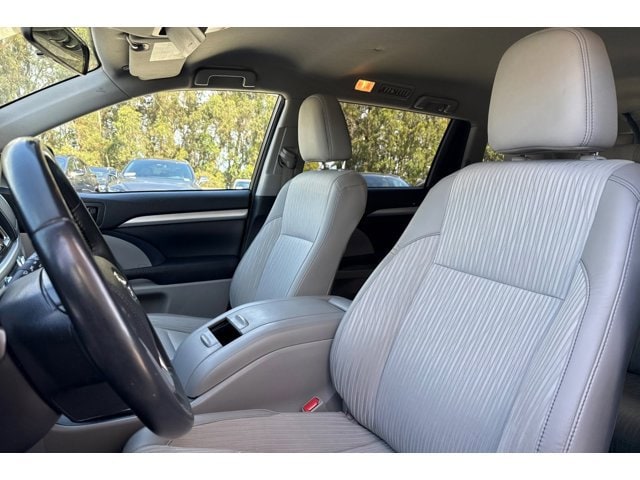 2015 Toyota Highlander LE V6 photo 4