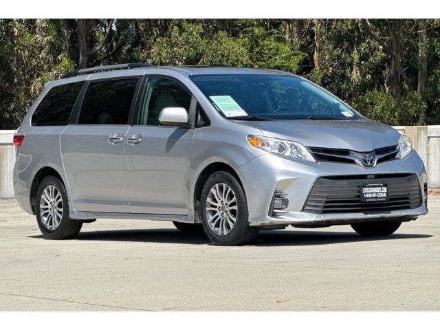2018 Toyota Sienna XLE 8 Passenger photo 5