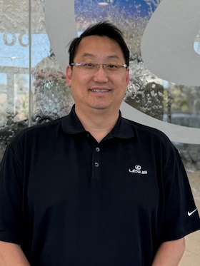 Staff member STEVE YUAN from ID_29072e12d2e2