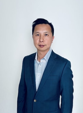 Staff member Chi Lee from ID_29072e12d2e2