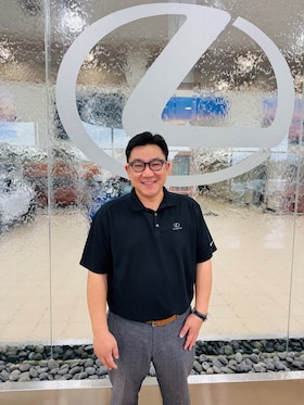 Staff member Johnson Wang from ID_29072e12d2e2