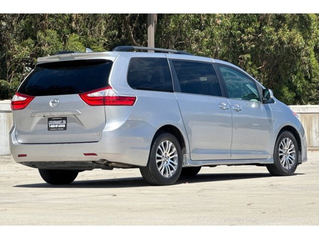 2018 Toyota Sienna XLE 8 Passenger photo 3