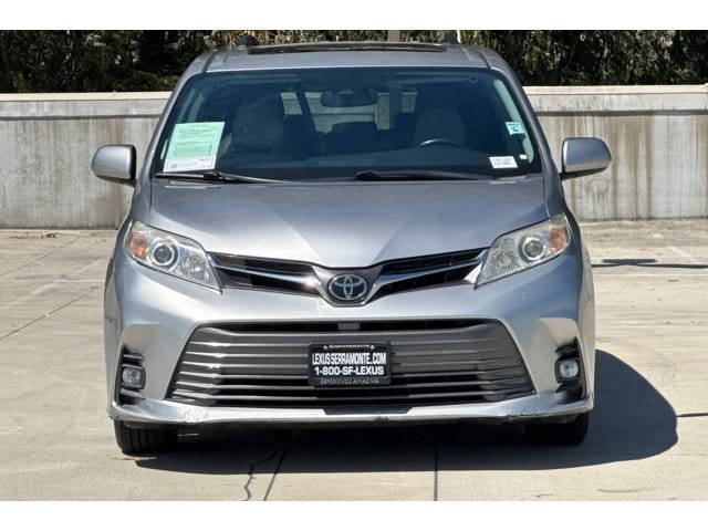 2018 Toyota Sienna XLE 8 Passenger photo 4