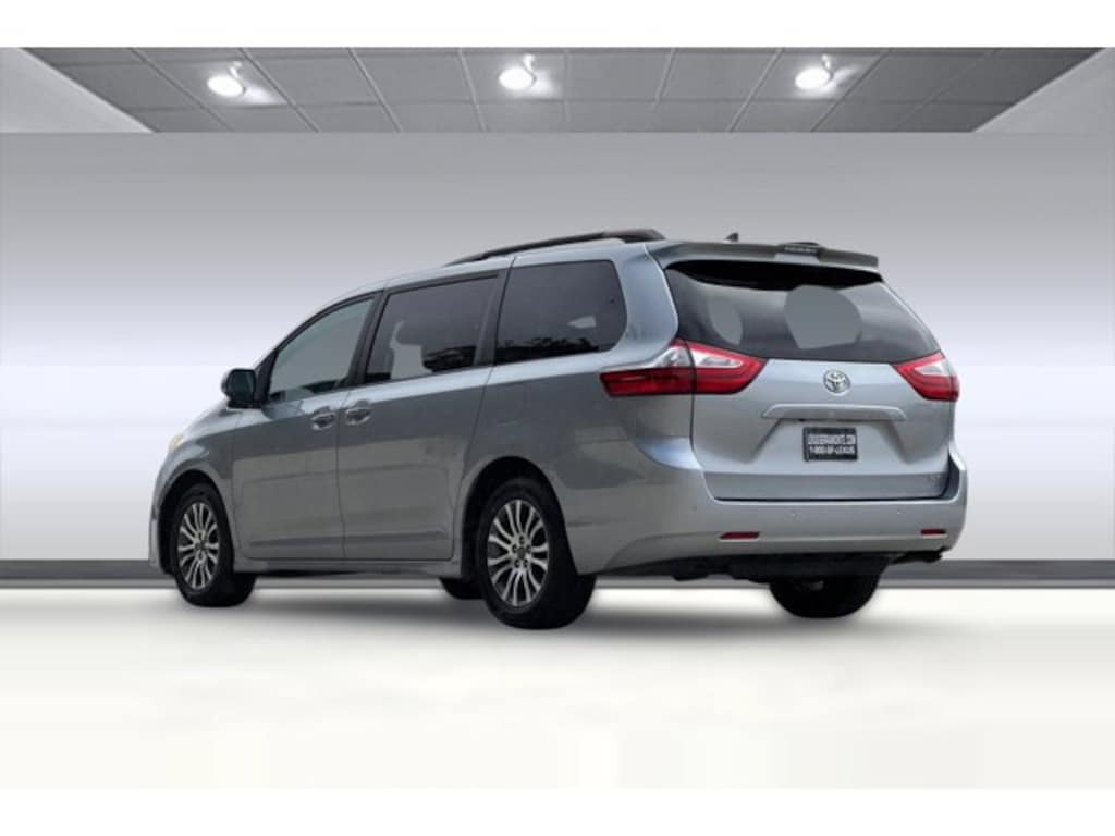 Used 2018 Toyota Sienna XLE 8 Passenger Van Passenger Van