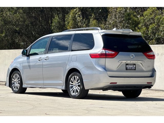 2018 Toyota Sienna XLE 8 Passenger photo 2
