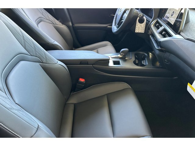 2026 Lexus UX Hybrid 300h - Photo 25