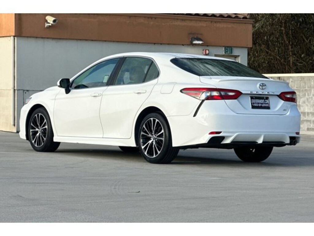 Used 2018 Toyota Camry SE Sedan
