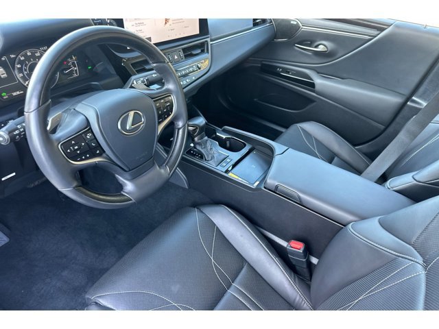 2025 Lexus ES 300h Luxury photo 3