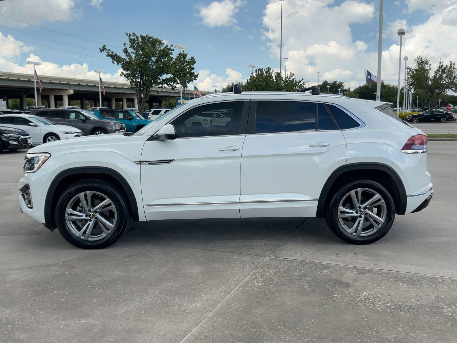 2024 Volkswagen Atlas Cross Sport SEL R-Line photo 2