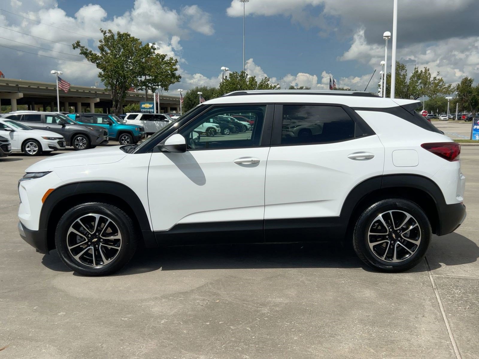 2024 Chevrolet Trailblazer LT photo 2