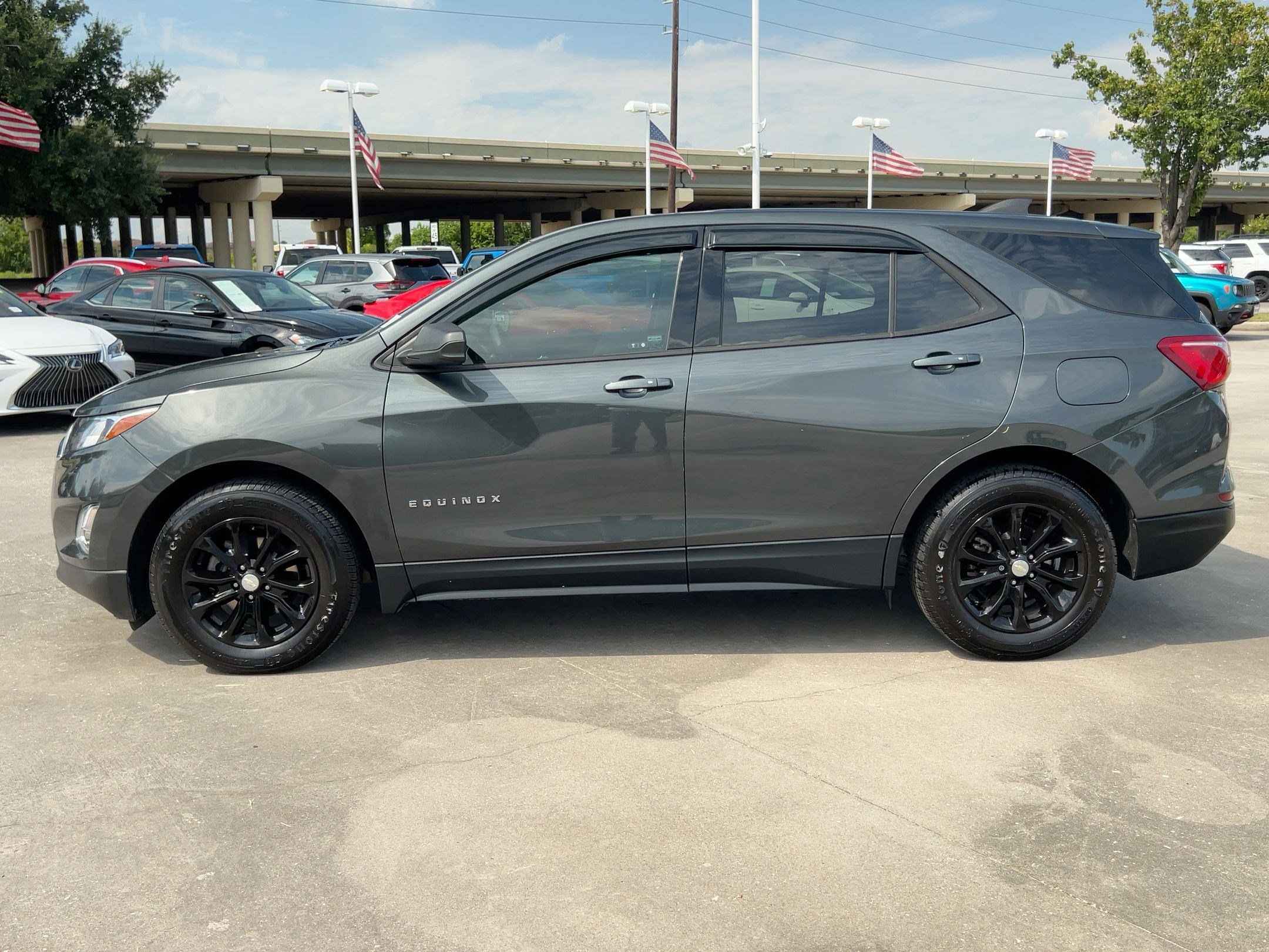 2019 Chevrolet Equinox LS photo 2
