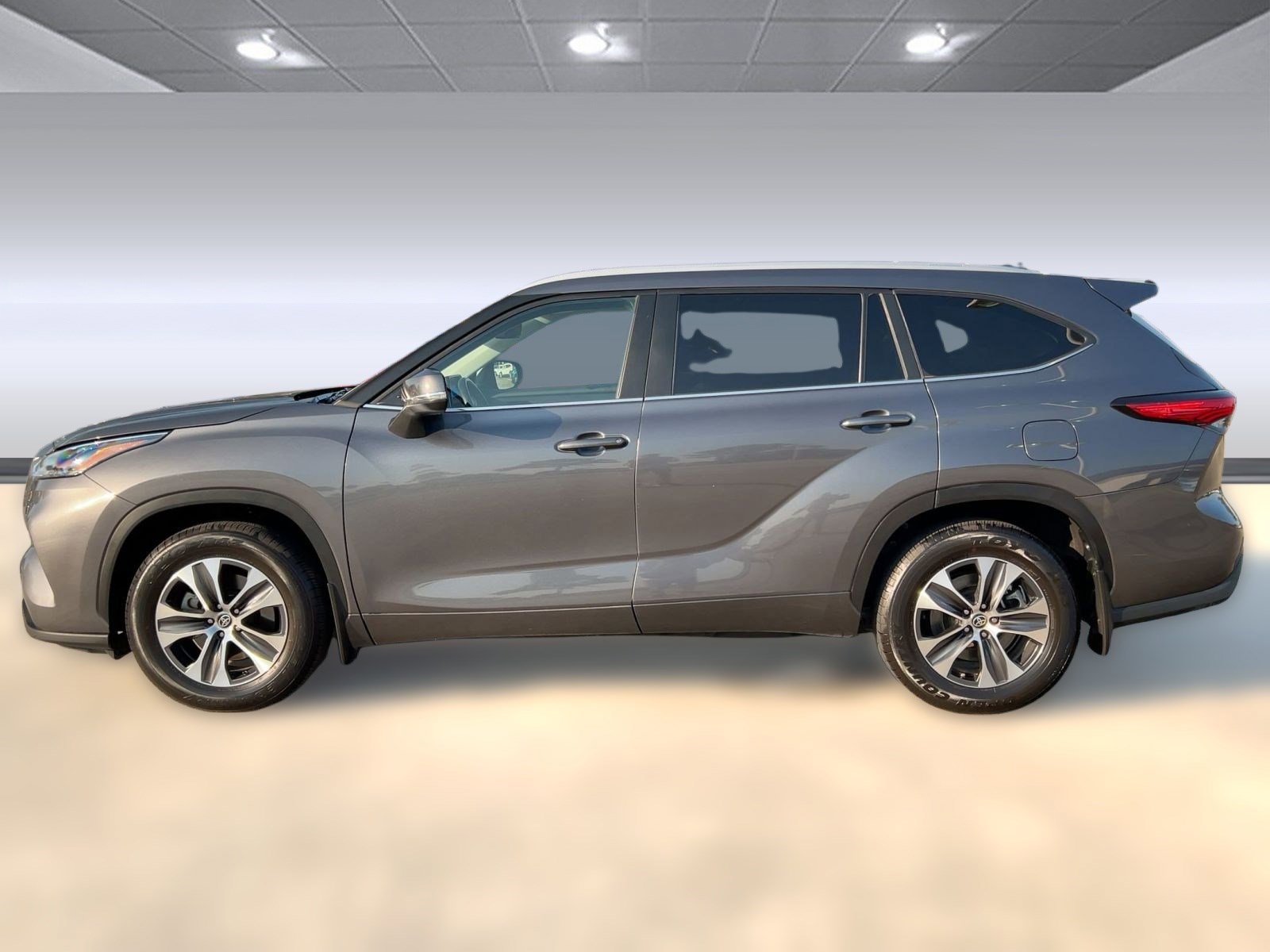 2023 Toyota Highlander L photo 2