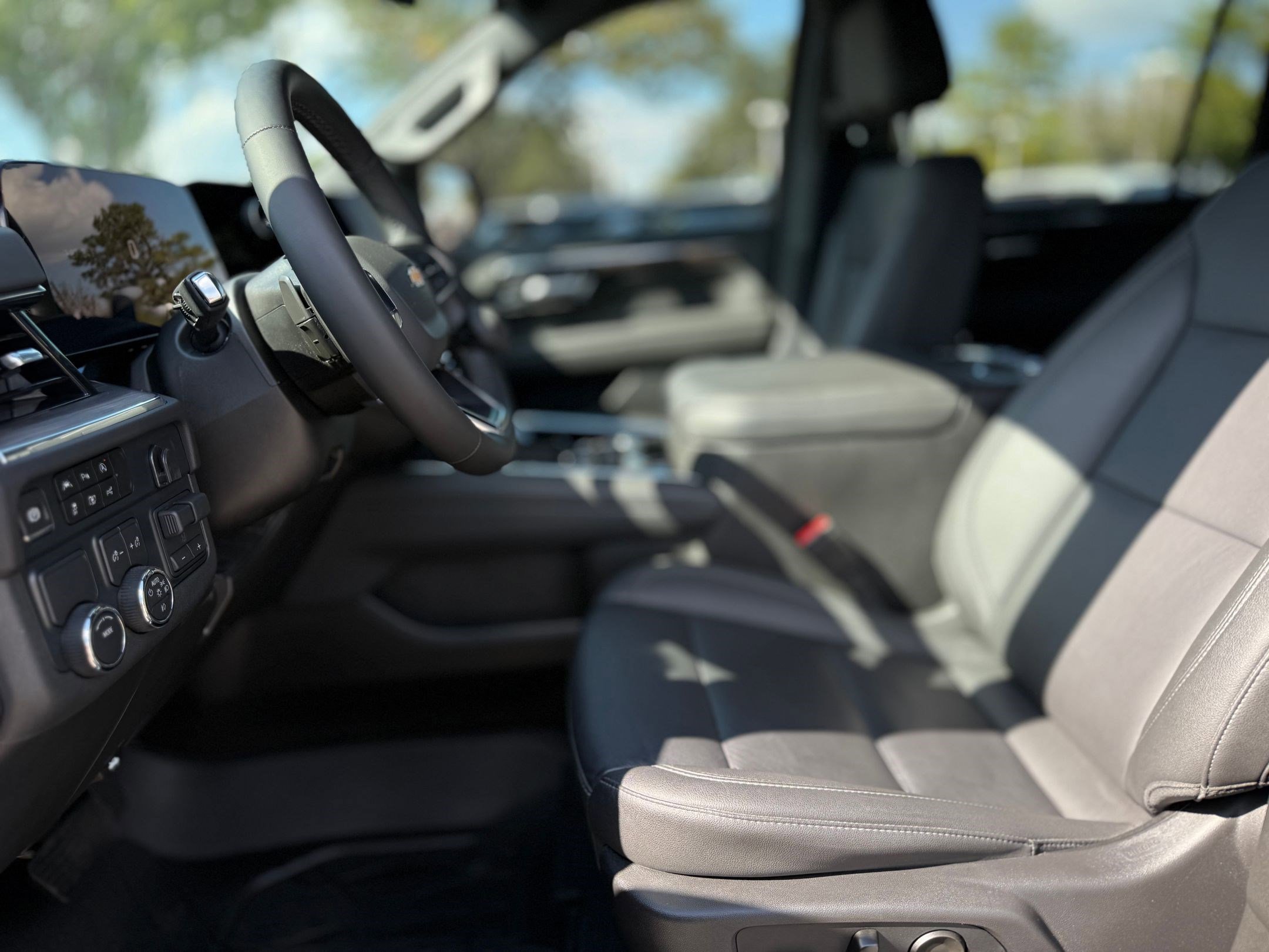 2025 Chevrolet Suburban LT photo 3