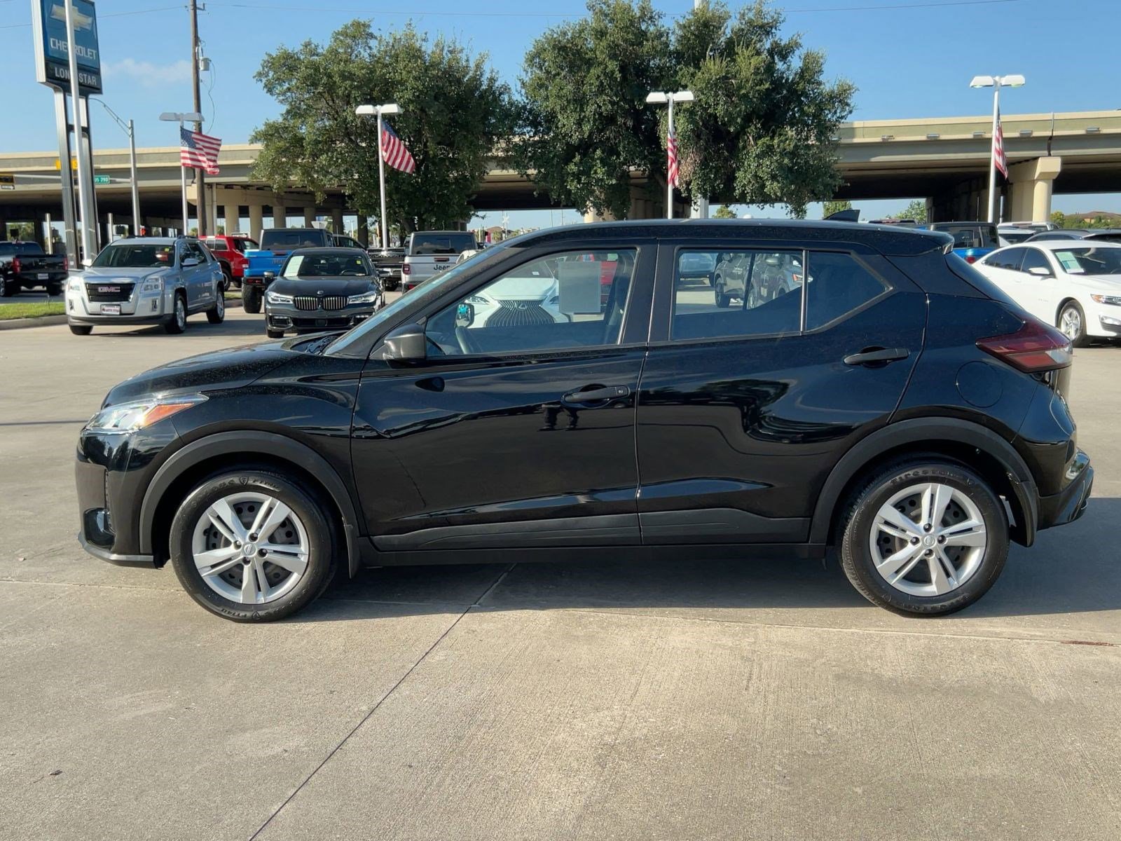 2022 Nissan Kicks S photo 2