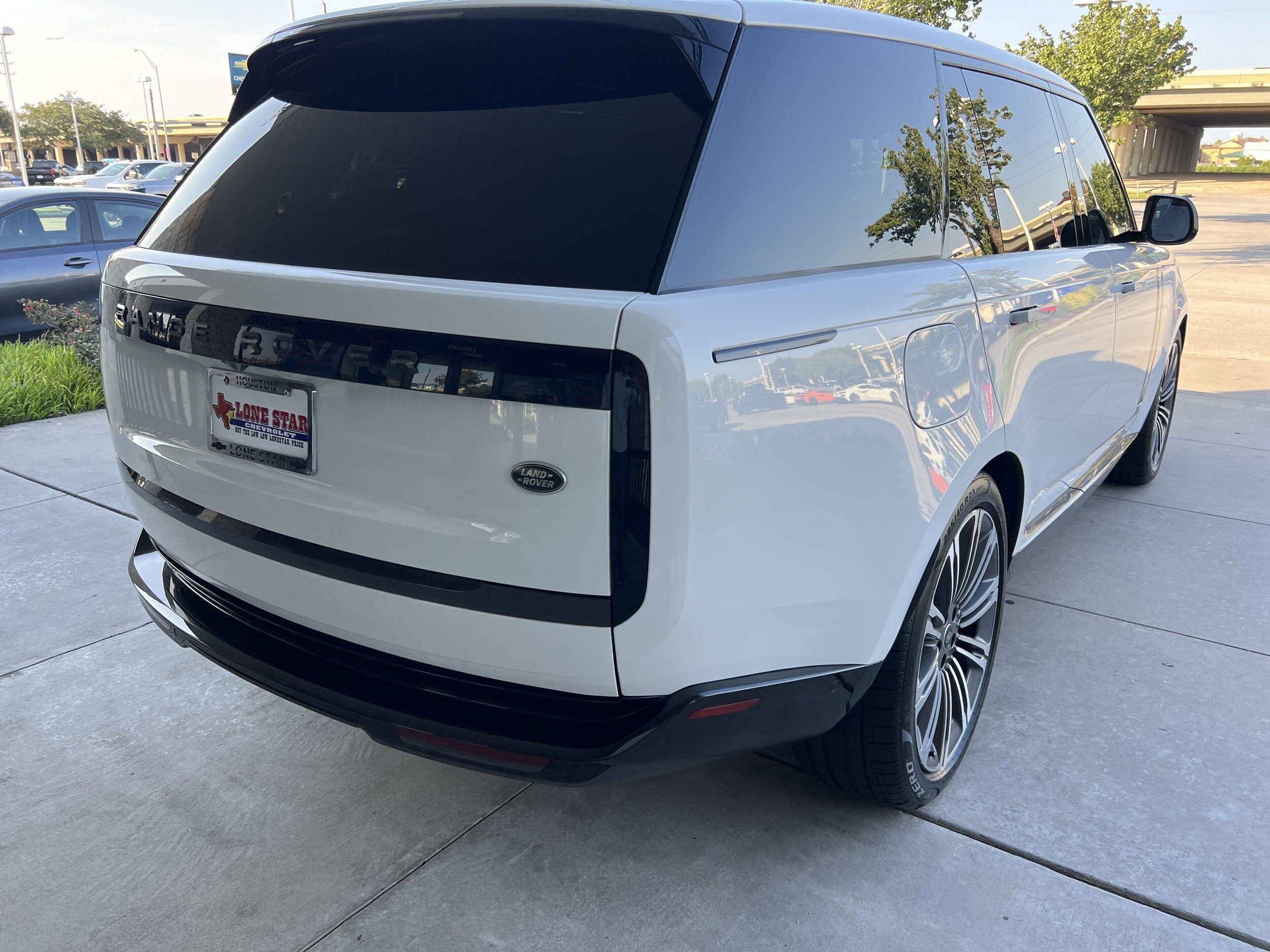 2023 Land Rover Range Rover SE photo 3