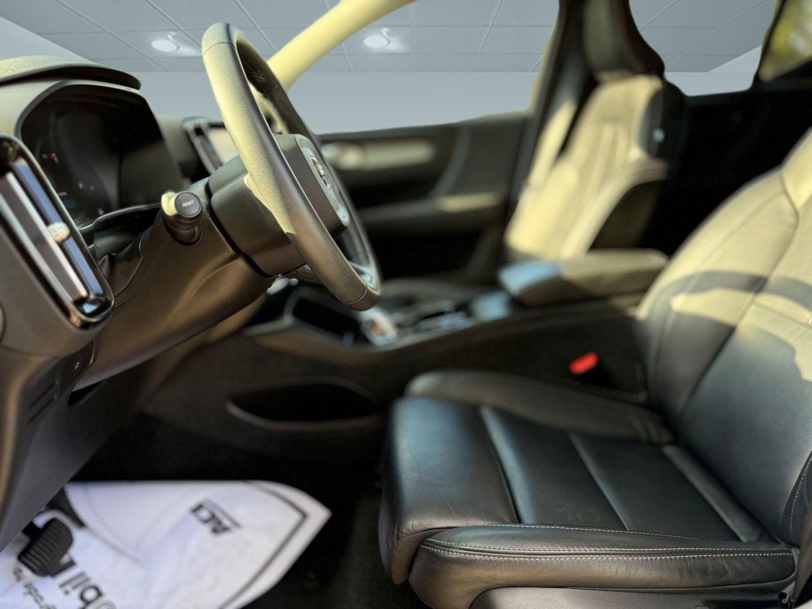 2023 Volvo XC40 Plus photo 3